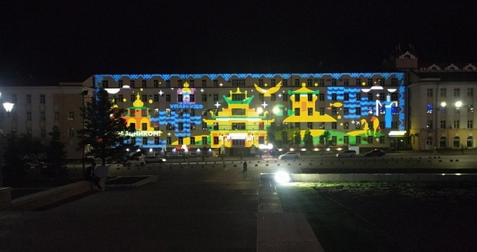 В Улан-Удэ ко Дню города зажгли новую праздничную инсталляцию