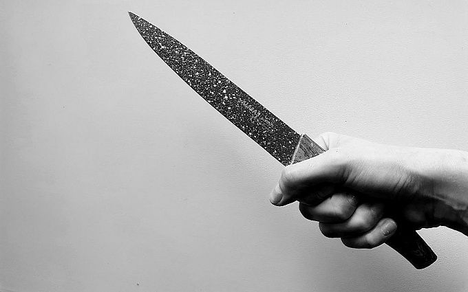 Жительница Бурятии полоснула ножом по лицу знакомого, избившего ее родных