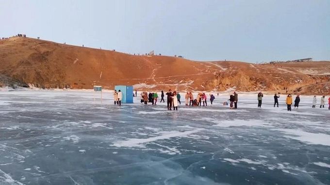 На льду Байкала установили туалетную кабину