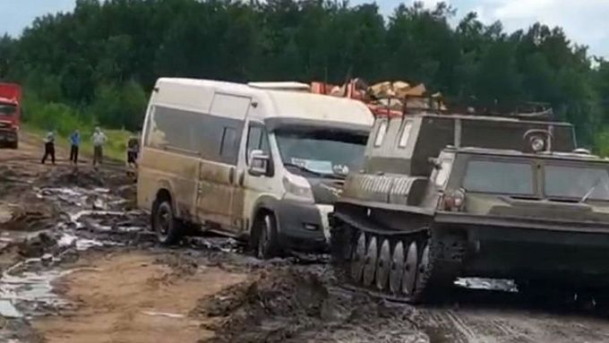 Машины снова тонут в грязи на участке региональной трассы в Бурятии