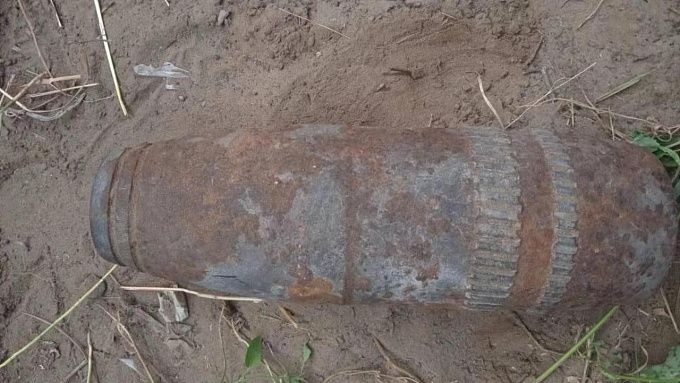 Ржавый снаряд во дворе дома нашли жители Бурятии 