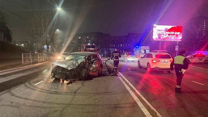 Водитель кроссовера влетел в пассажирский автобус в Улан-Удэ