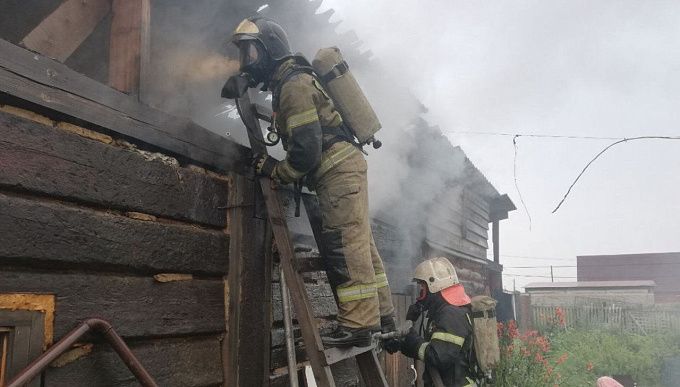 Пожар охватил несколько построек в районе Бурятии