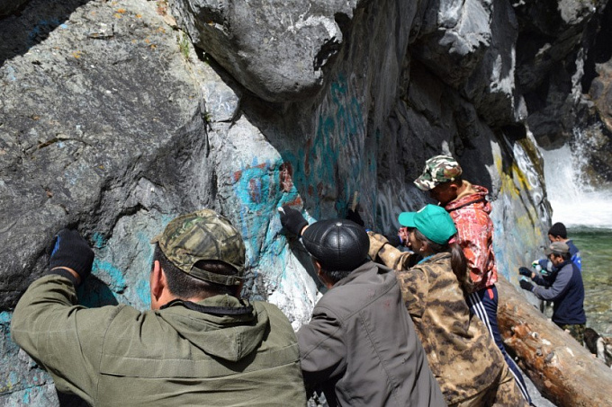 В Бурятии волонтеры очистили водопад от вандальных надписей