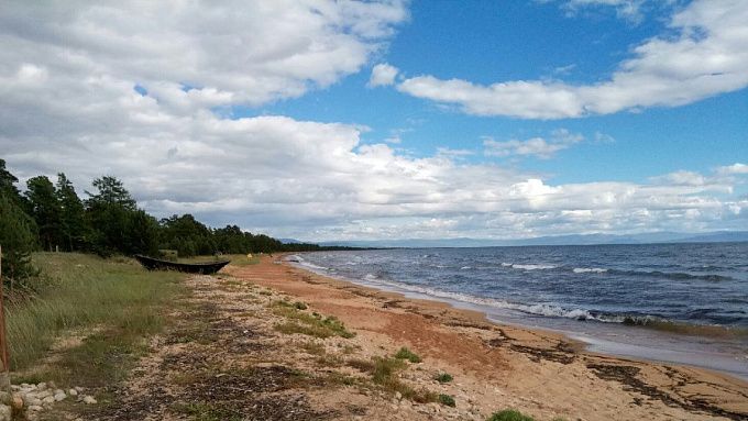 Женщину и трех подростков унесло ветром от берега на Байкале