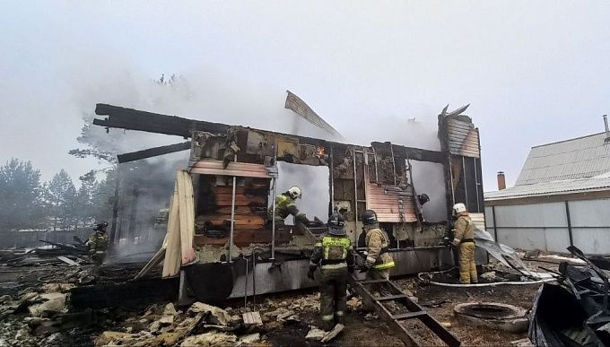 В Улан-Удэ полностью сгорели жилой дом с гаражом