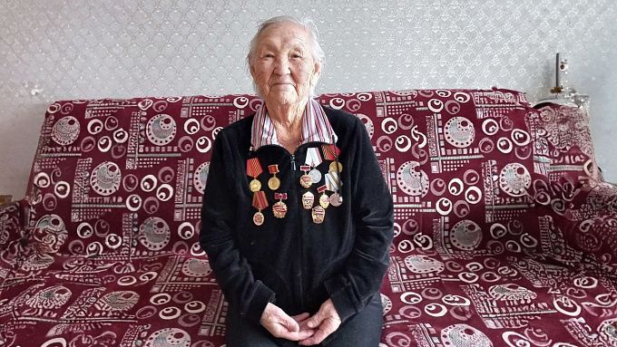 В Улан-Удэ ветеран труда отметила 90-летний юбилей