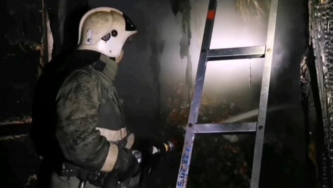 В Улан-Удэ пожарные вытащили газовый баллон из горящего дома