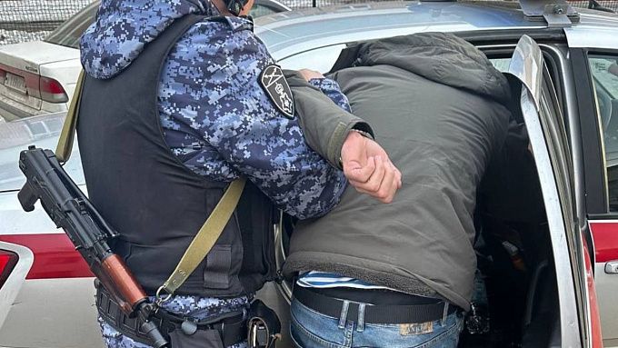 Мужчина разгуливал с пистолетом в спальном районе Улан-Удэ