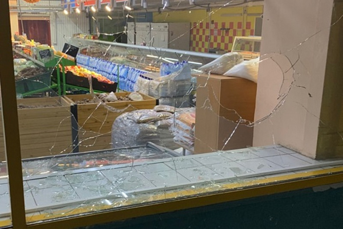 В Улан-Удэ продавец камнями разбил стекла в магазине конкурентов