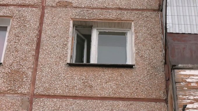 В Улан-Удэ мужчина погиб, выпав с пятого этажа