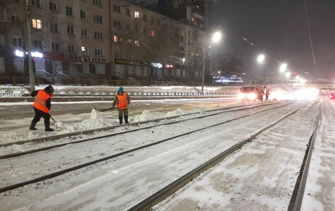 В Улан-Удэ грейдеры срезали ледяные «шишки» на магистралях