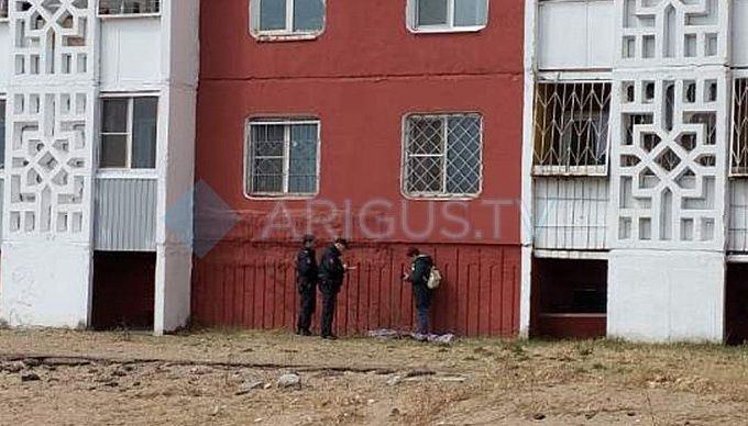 Мать с ребенком выпала из окна многоэтажки в Улан-Удэ 
