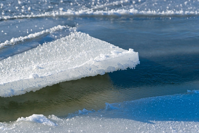 В Бурятии со льдины спасли рыбака (ФОТО)