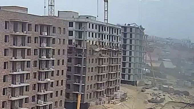 Двое строителей сорвались с высоты шестого этажа в Улан-Удэ. Один погиб