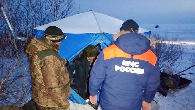 Сотрудники МЧС помогли поскользнувшемуся на льду рыбаку в Бурятии