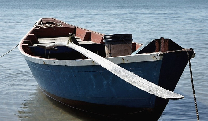 На Байкале затонула лодка с тремя рыбаками