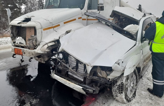 В Бурятии водитель внедорожника разбился насмерть, влетев в грузовик