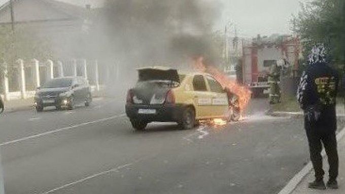 В центре Улан-Удэ прямо на ходу загорелось такси 