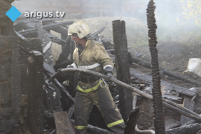 В Улан-Удэ на пожаре сгорел дом, гараж, автомобиль
