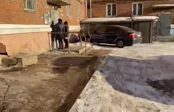 В Улан-Удэ автоинспекторы помогли замерзшей школьнице