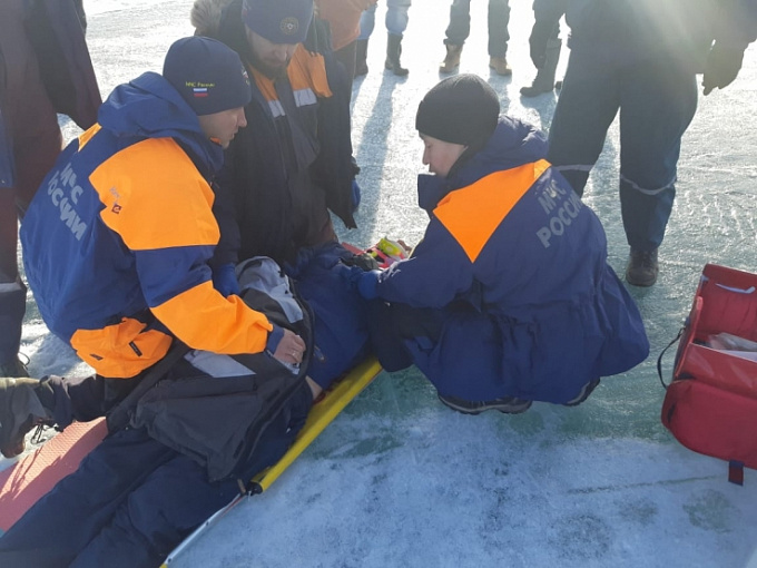 Мужчина получил травму головы, катаясь на снегоходе по Байкалу