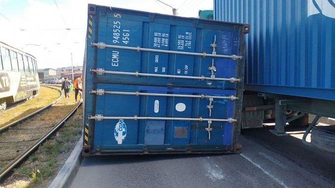 Рухнувший контейнер с грузом преградил путь трамваям в Улан-Удэ