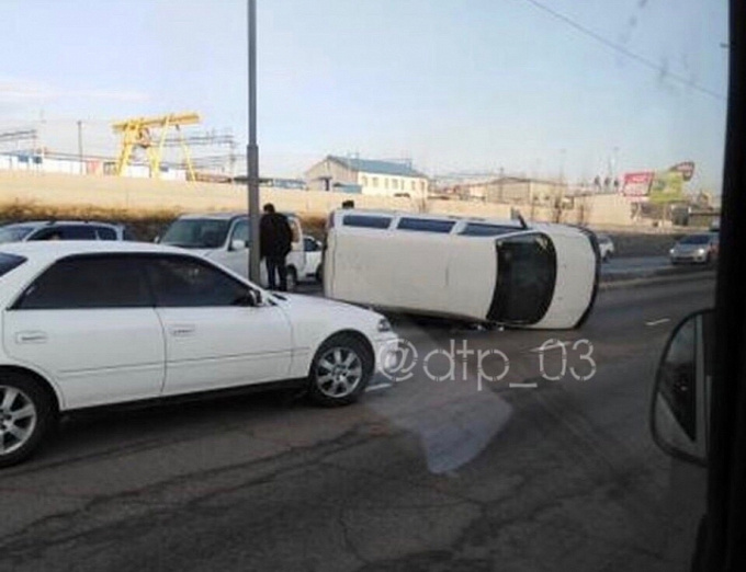  В центре Улан-Удэ перевернулся автомобиль