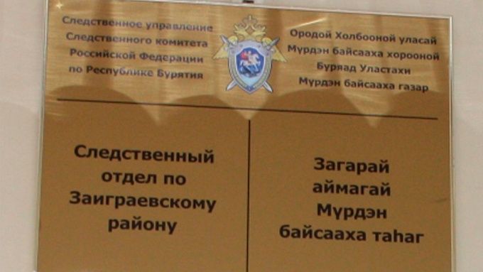 Повалил на землю и душил: в Бурятии пожилой мужчина пытался убить подростка