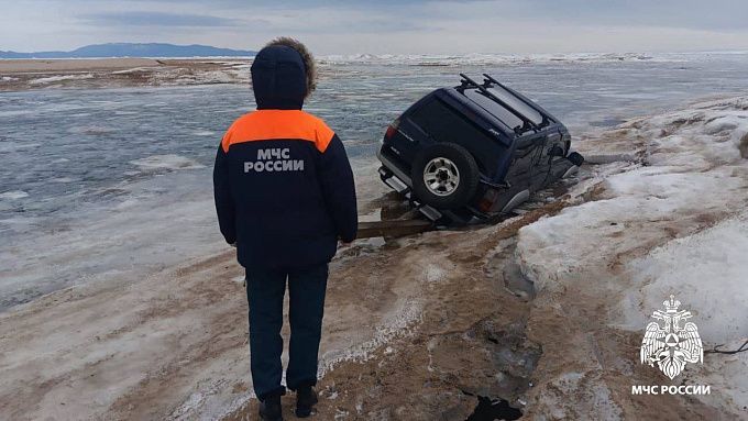 Сразу два автомобиля провалились под лед на водоёмах Бурятии