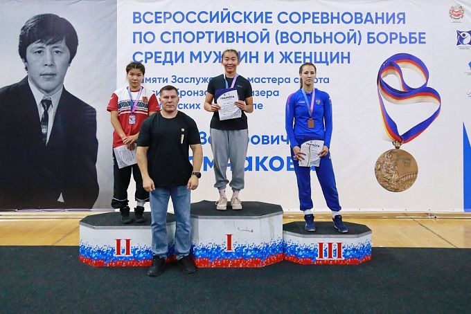 Спортсменка из Бурятии завоевала золото на всероссийских соревнованиях по борьбе