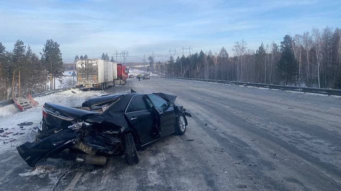 Машина всмятку. Три человека пострадали в аварии на трассе «Байкал»