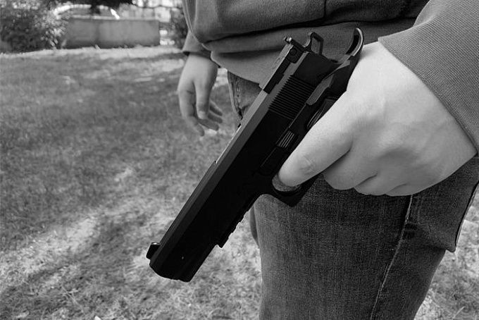 В Улан-Удэ ревнивец 10 раз выстрелил в знакомого жены