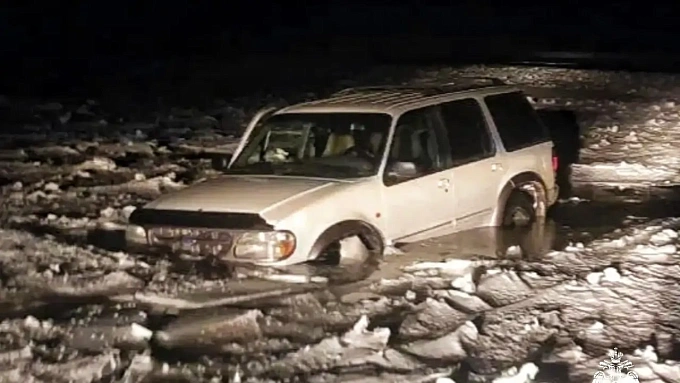 Машина с рыбаками провалилась под лед на Байкале