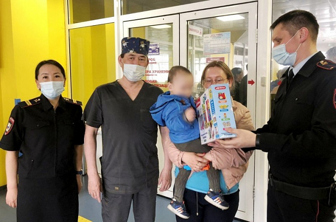 Двухлетнего ребенка, упавшего в котлован, выписали из больницы в Улан-Удэ