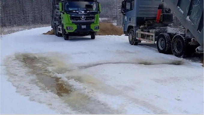 На трассе на севере Бурятии борются с наледью