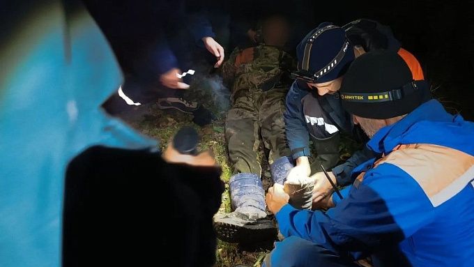 Получил травму, а рядом бродил медведь. Жителя Бурятии спасли в лесу в Иркутской области