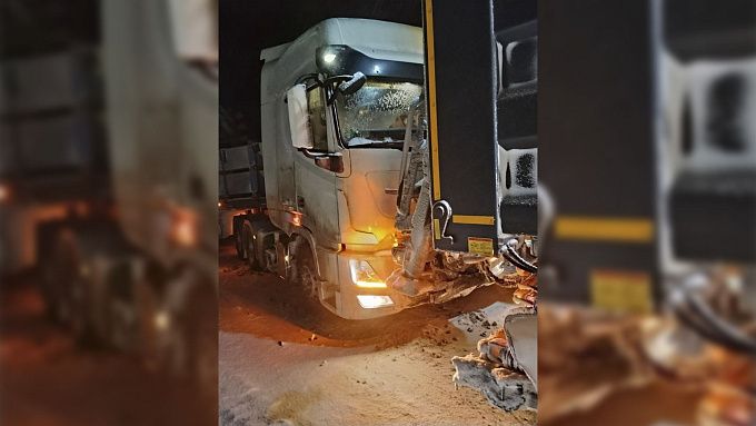 Дорожная техника столкнулась с фурой на федеральной трассе «Байкал»