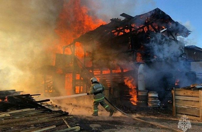 Пожар на площади 120 кв. метров тушили на базе в Бурятии