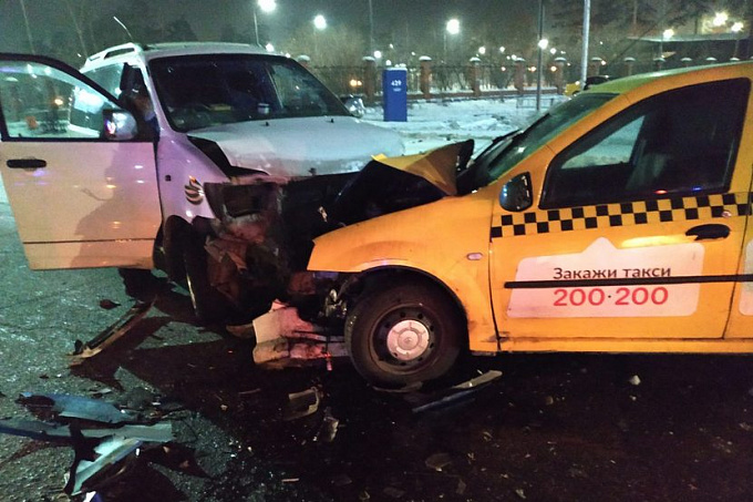 В Улан-Удэ водитель «Тойоты» врезался в такси