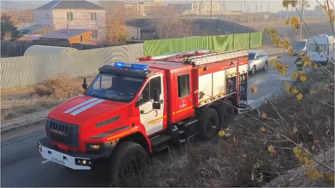 Женщину спасли из горящего дома в Улан-Удэ. ВИДЕО