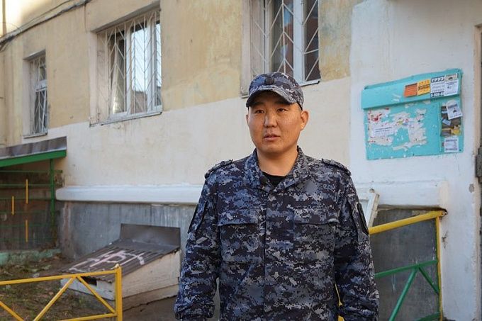 В Улан-Удэ росгвардеец спас мужчину из горящей квартиры