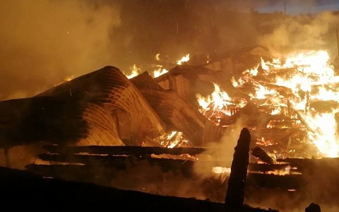 В Бурятии дотла сгорело жилое здание на ферме