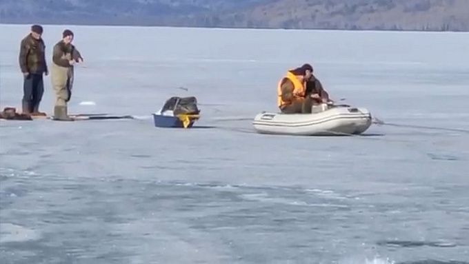 Семерых отчаянных рыбаков спасли на озере в Бурятии