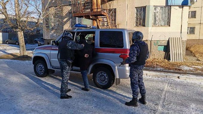 В Бурятии мужчина с ножом избил сотрудницу интернет-магазина и похитил посылки