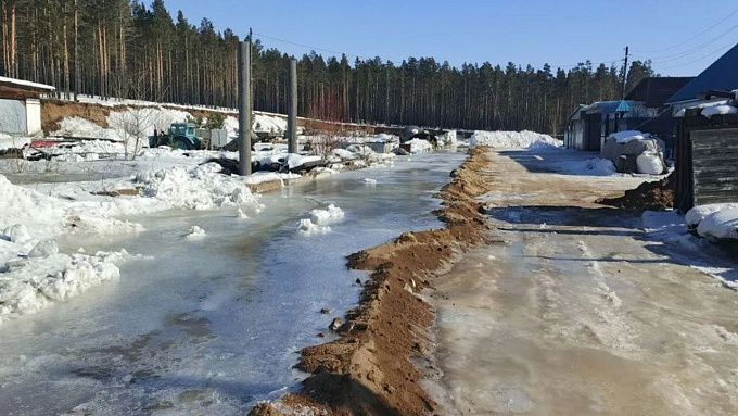 Наледные воды подтопили участки двух домов в районе Бурятии