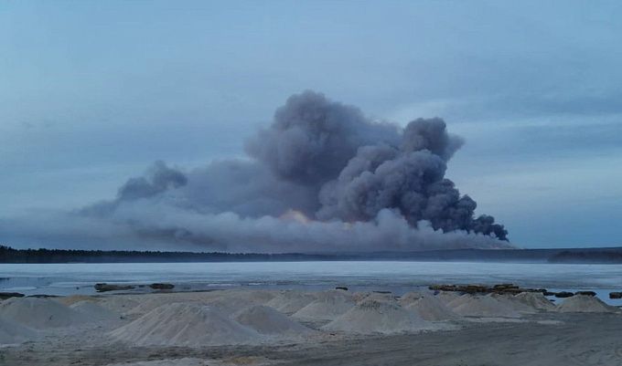 На севере Бурятии лесной пожар бушует на 2000 га