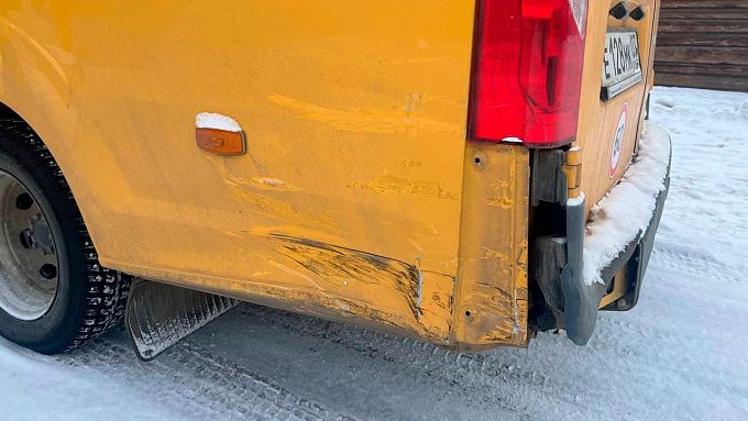 В Бурятии водитель врезался в школьный автобус и скрылся