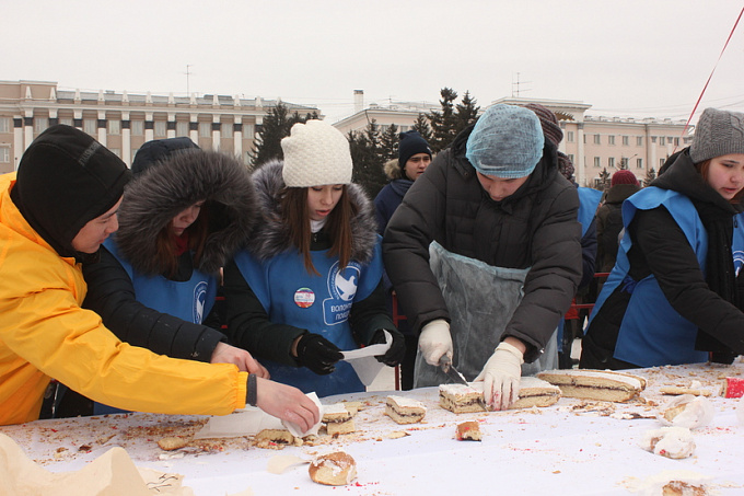 Улан-удэнки молниеносно расправились с самым большим пирогом в стране (ФОТО)