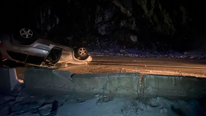 В Бурятии водитель хотела объехать камень и врезалась в бетонный блок